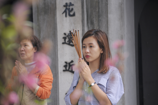 Giới trẻ nô nức đến chùa Hà cầu duyên, lò đốt vàng mã rừng rực lửa